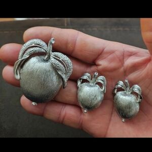 Beautiful 1961 Vintage Sarah Coventry "ADAM'S DELIGHT" Silver Tone Apple Brooch